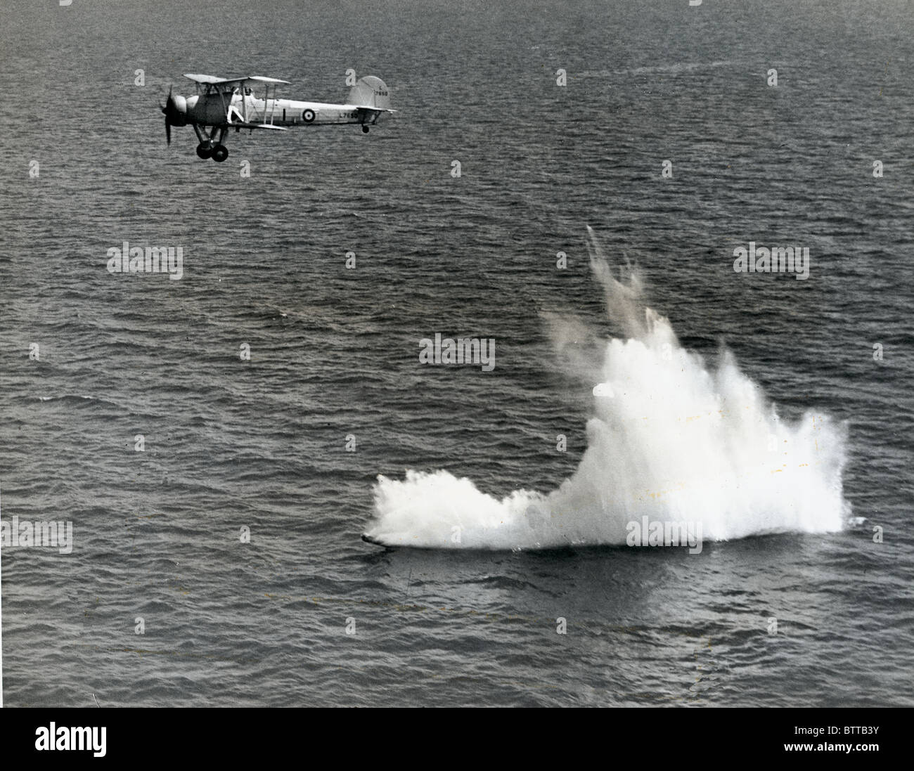 Torpille aérienne entrant dans l'eau après avoir été lancé par un avion Fairey Swordfish de la Fleet Air Arm Banque D'Images