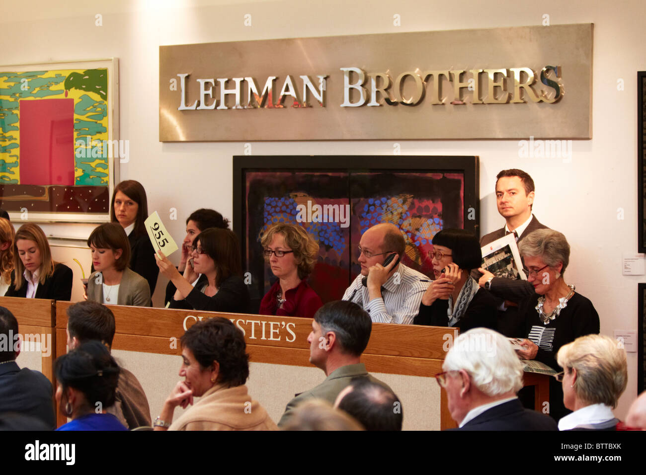Londres, Royaume-Uni. Le personnel Christies attendre téléphone les offres des clients lors de la vente d'œuvres de la faillite Lehman Brothers. Banque D'Images
