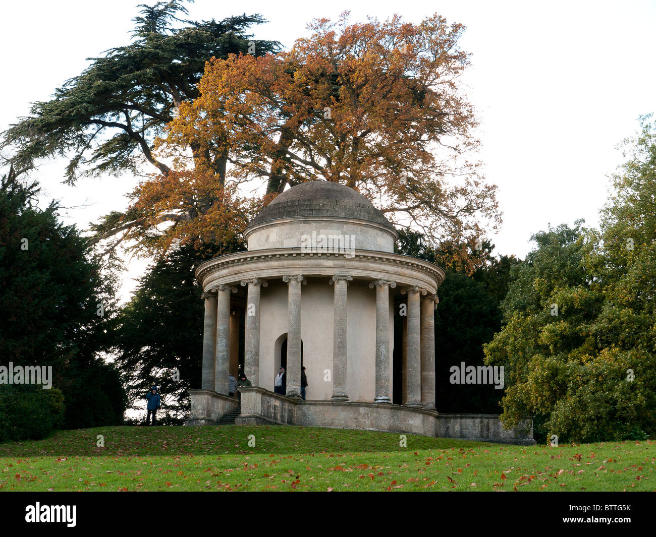 En vertu de l'antique Temple Stowe paysage de jardins, Buckingham, Bucks, Royaume-Uni Banque D'Images