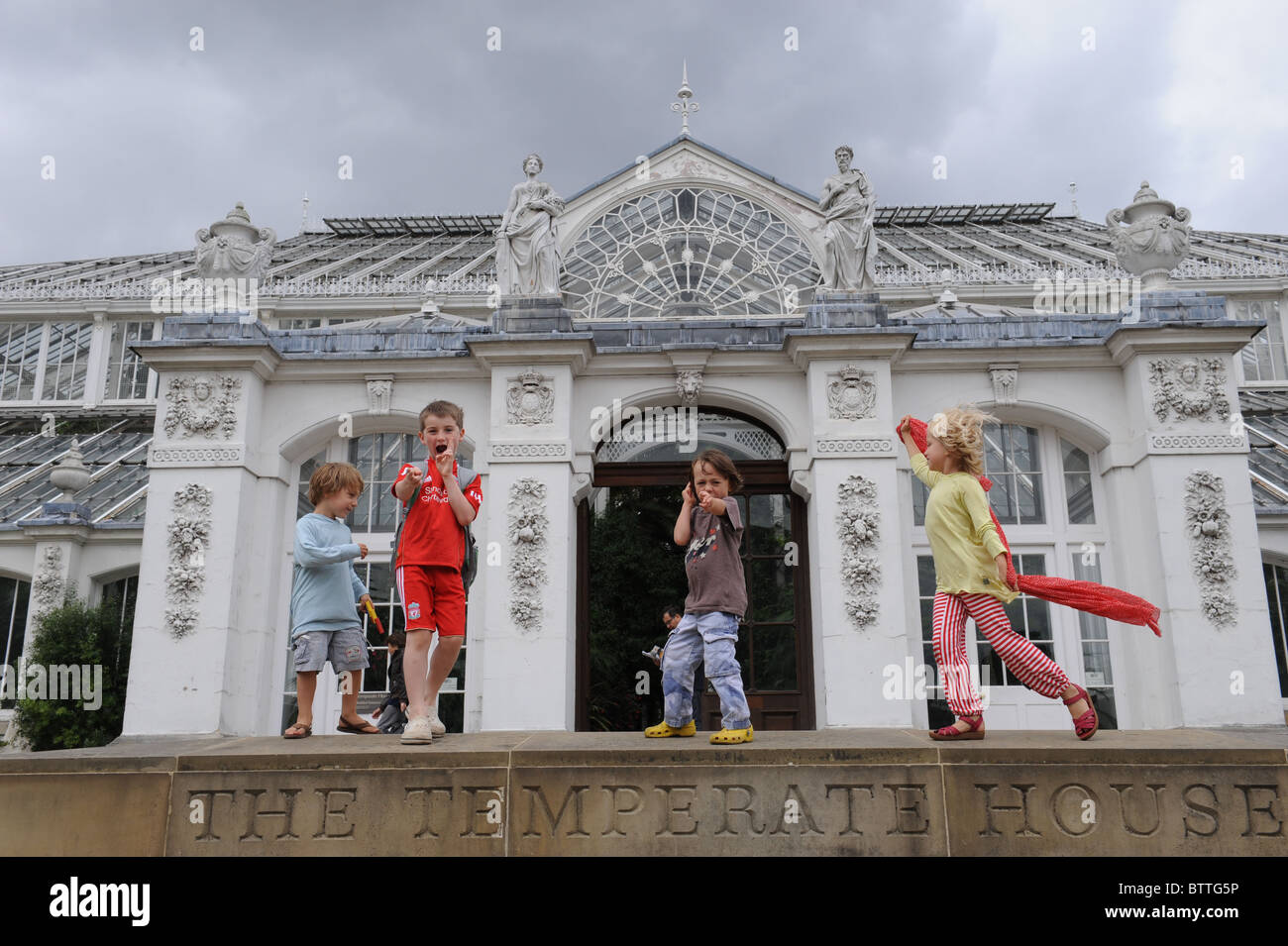 Enfants jouant à la maison tempérée à Kew Gardens Londres Banque D'Images