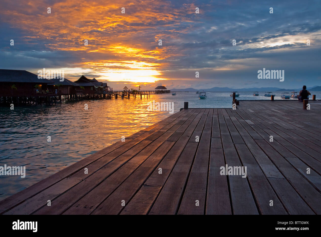 Romantique coucher de soleil vu de Sipadan Water Village Resort sur Pulau Mabul, Malaisie Banque D'Images