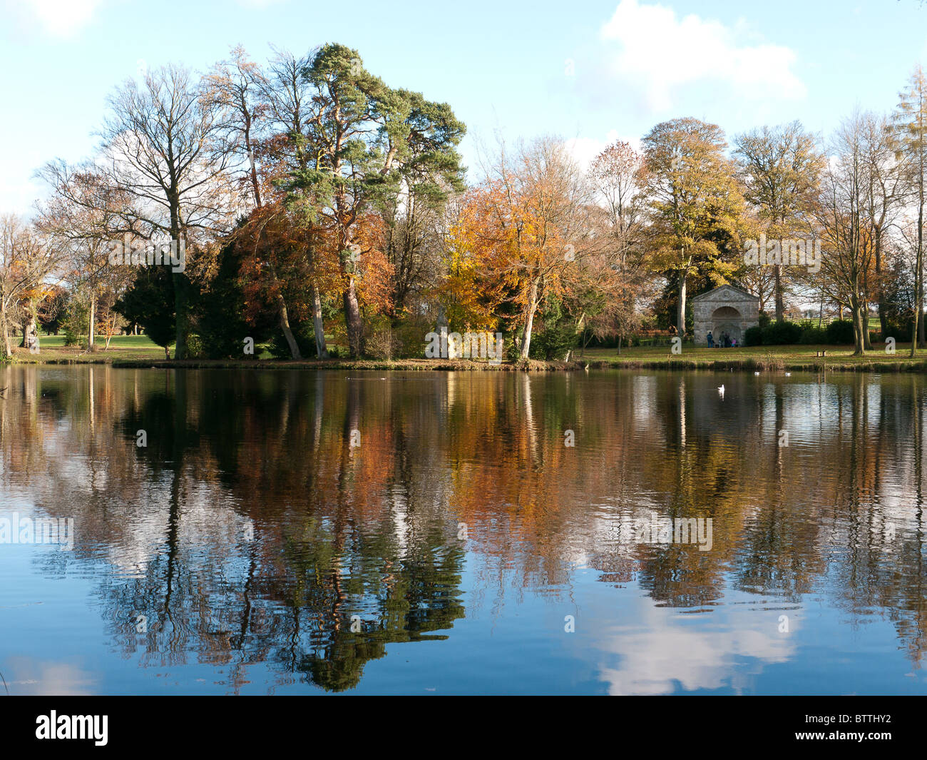 Réflexions dans le lac de Stowe paysage de jardins, Buckingham, Bucks, Royaume-Uni Banque D'Images