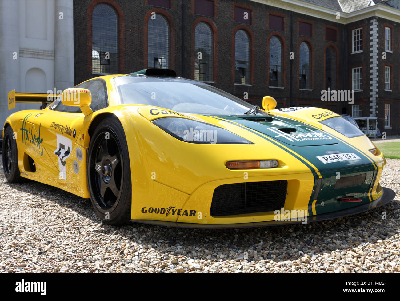 Faible niveau de l'aspect Harrods parrainé McLaren F1 supercar de sports, sur l'affichage public sur les terrains de l'Hôpital Royal SW3. Banque D'Images