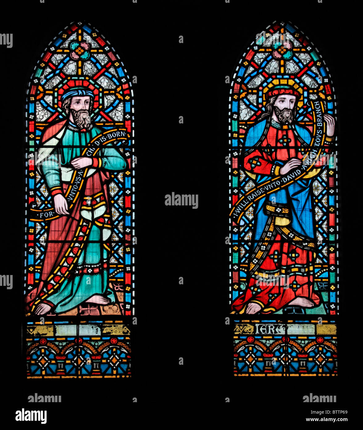 Un vitrail d'Alexandre Gibbs (1867) représentant les prophètes de l'ancien Testament, Ésaïe et Jérémie, Église Saint-Pierre et Saint-Paul, Heytesbury, Wi Banque D'Images