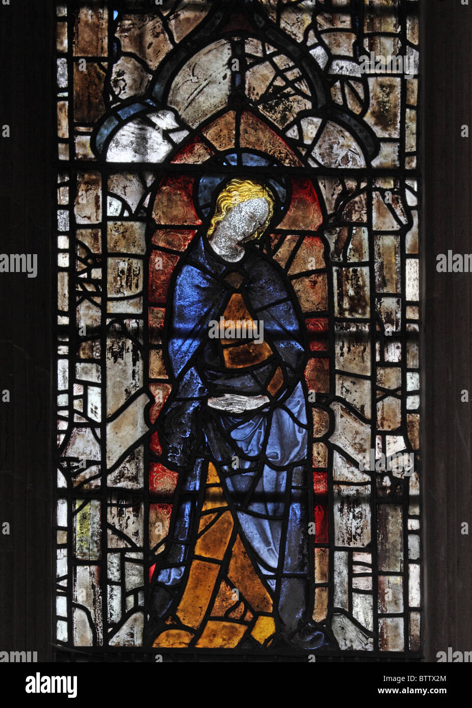 Un 14e siècle vitrail représentant la Vierge Marie lors de la Crucifixion, de l'église prieurale Edington, Wiltshire Banque D'Images