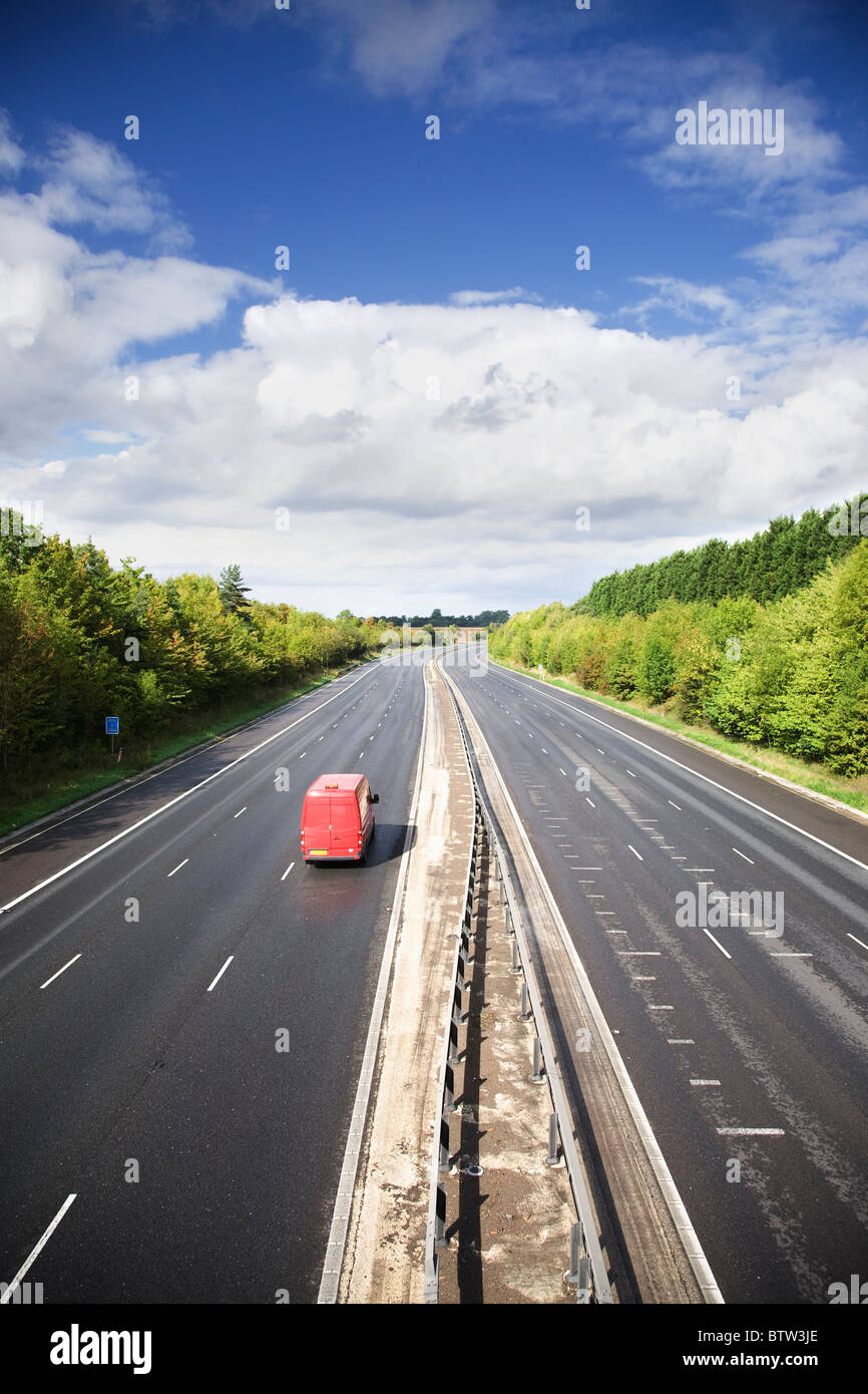 Autoroute britannique vide avec un van rouge sur la route Banque D'Images