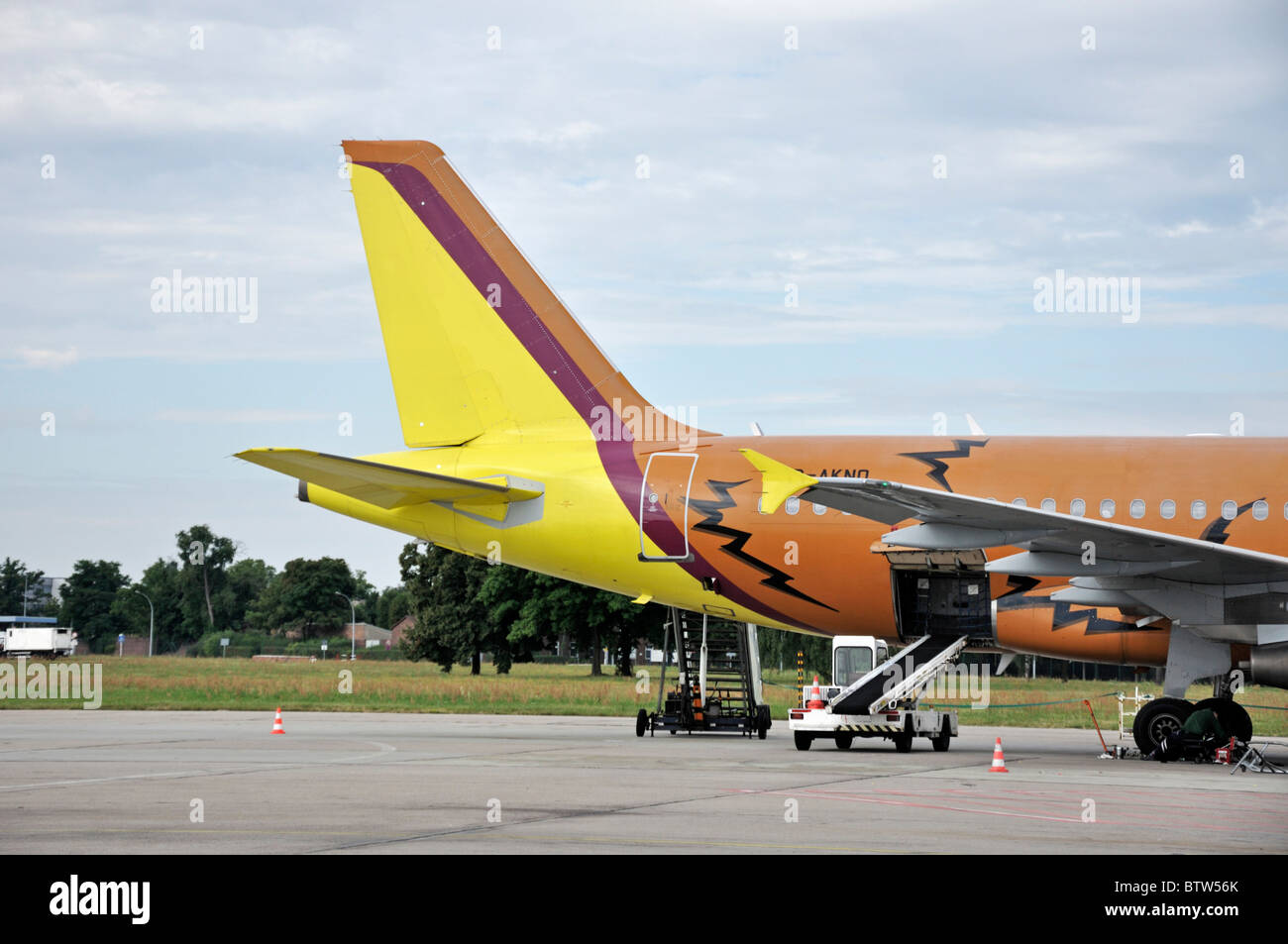 Un avion de passagers de la compagnie aérienne d'escompte German Wings à l'aéroport de Schoenefeld Berlin Allemagne Banque D'Images