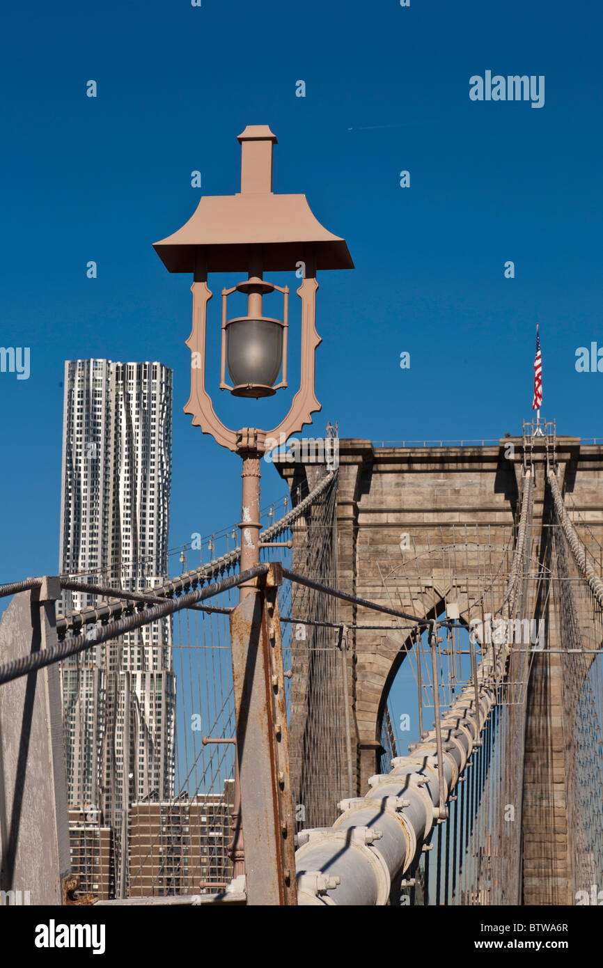 New York par Gehry et pont de Brooklyn, NYC Banque D'Images