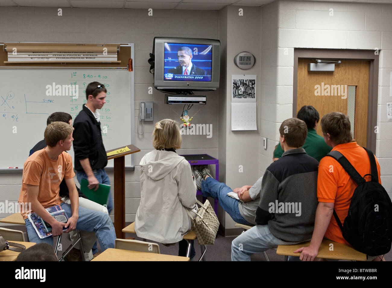 Les garçons et les filles regarder l'inauguration de Barack Obama à la télévision pendant la classe à une Midland, Texas, high school le 20 janvier 2009. Banque D'Images