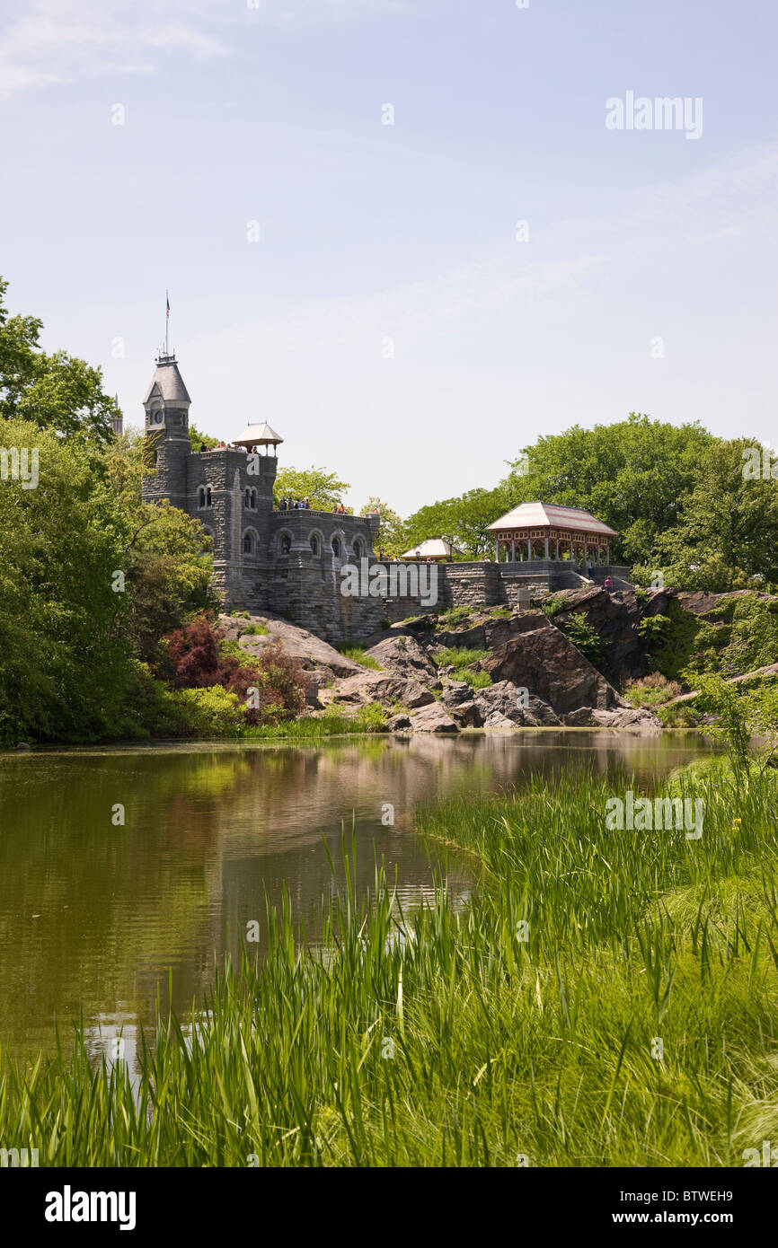 Château du Belvédère au milieu de stationnement dans Central Park Banque D'Images