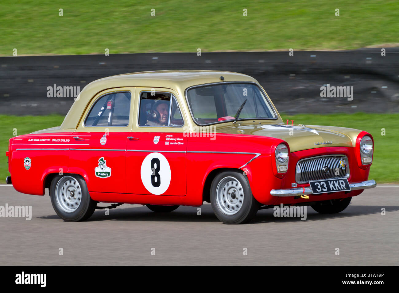 1958 Ford Prefect 107E avec Jackie Oliver pilote dans la St Mary's à la course pour le Trophée 2010 Goodwood Revival, Sussex, England, UK Banque D'Images
