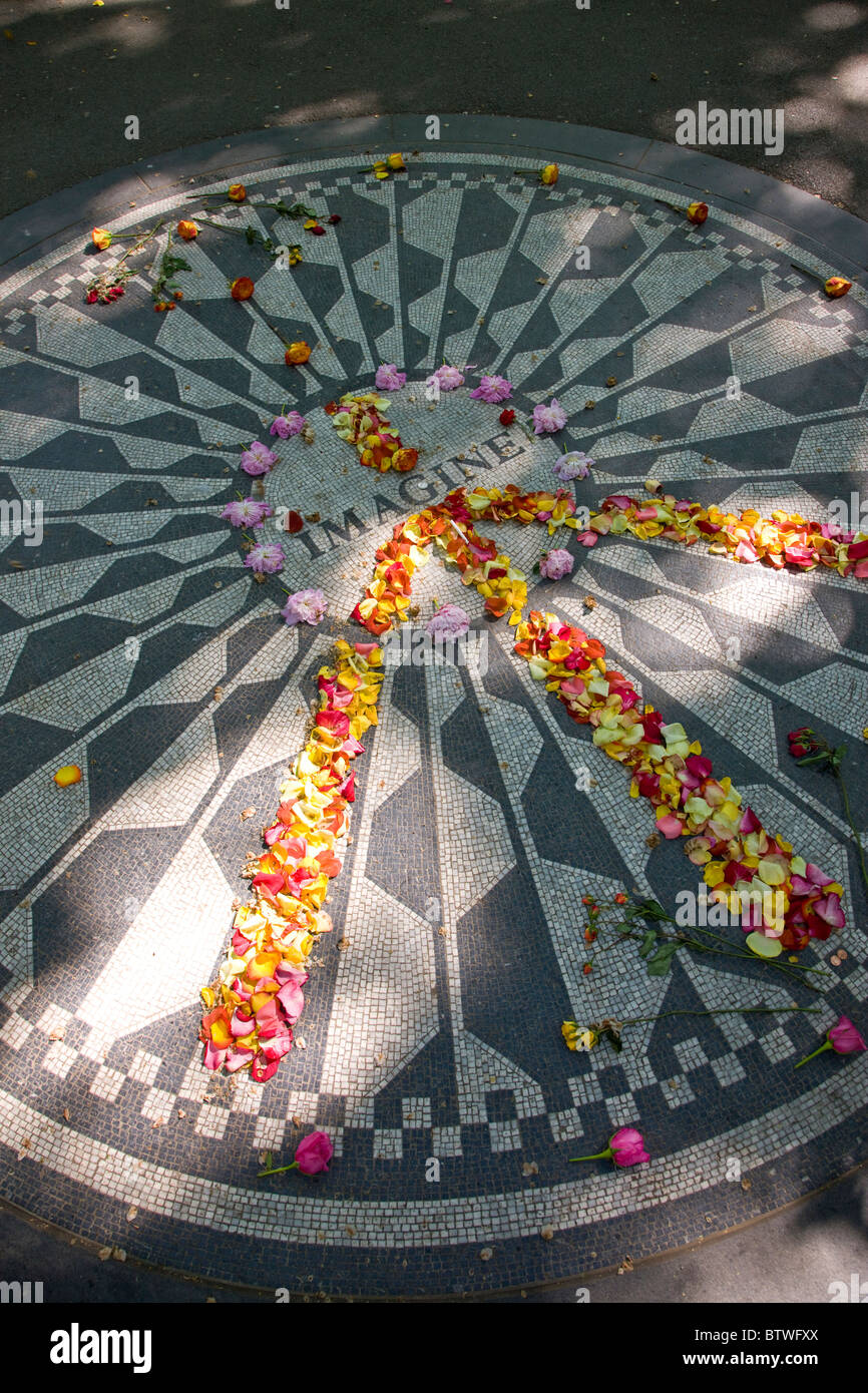 John Lennon tribute en champs de fraises au milieu de stationnement dans Central Park Banque D'Images