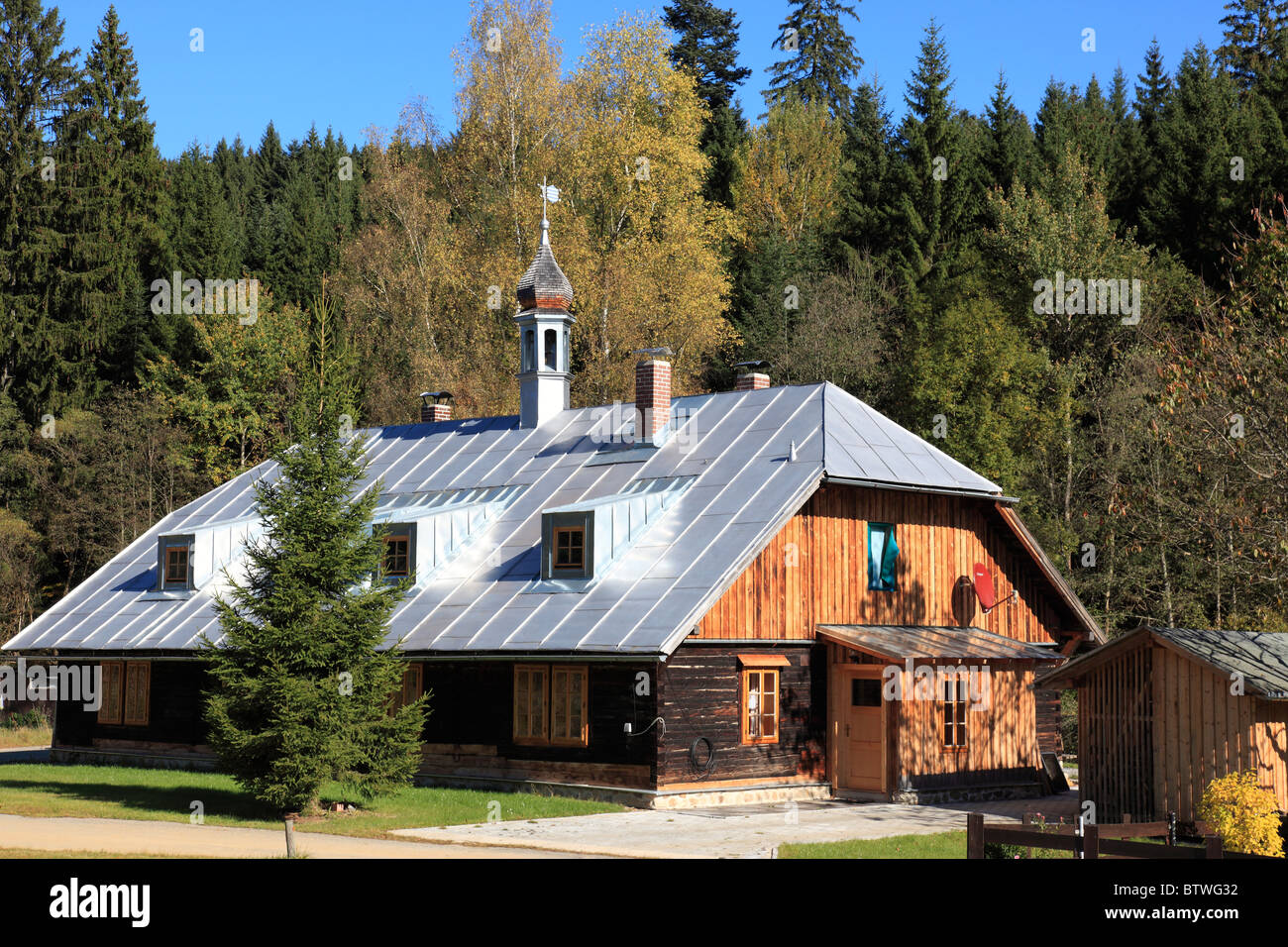 Vieux solitaire en bois traditionnel bavarois, ferme, bois, Sumava Bohême, République tchèque, de l'Europe. Photo par Willy Matheisl Banque D'Images