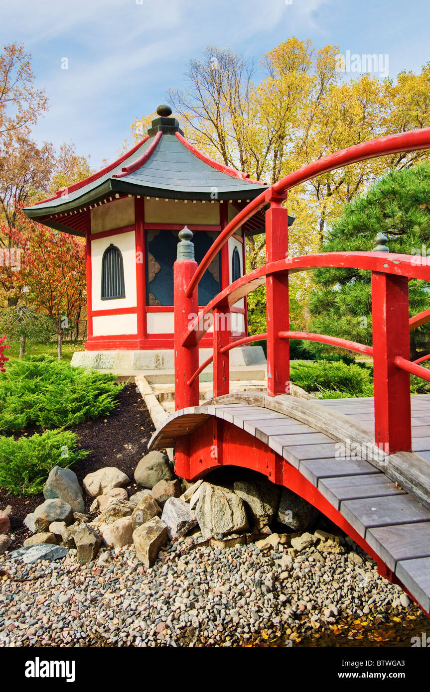 Pont pagode et au jardin Japonais à Normandale Community College, à Bloomington, Minnesota. Banque D'Images