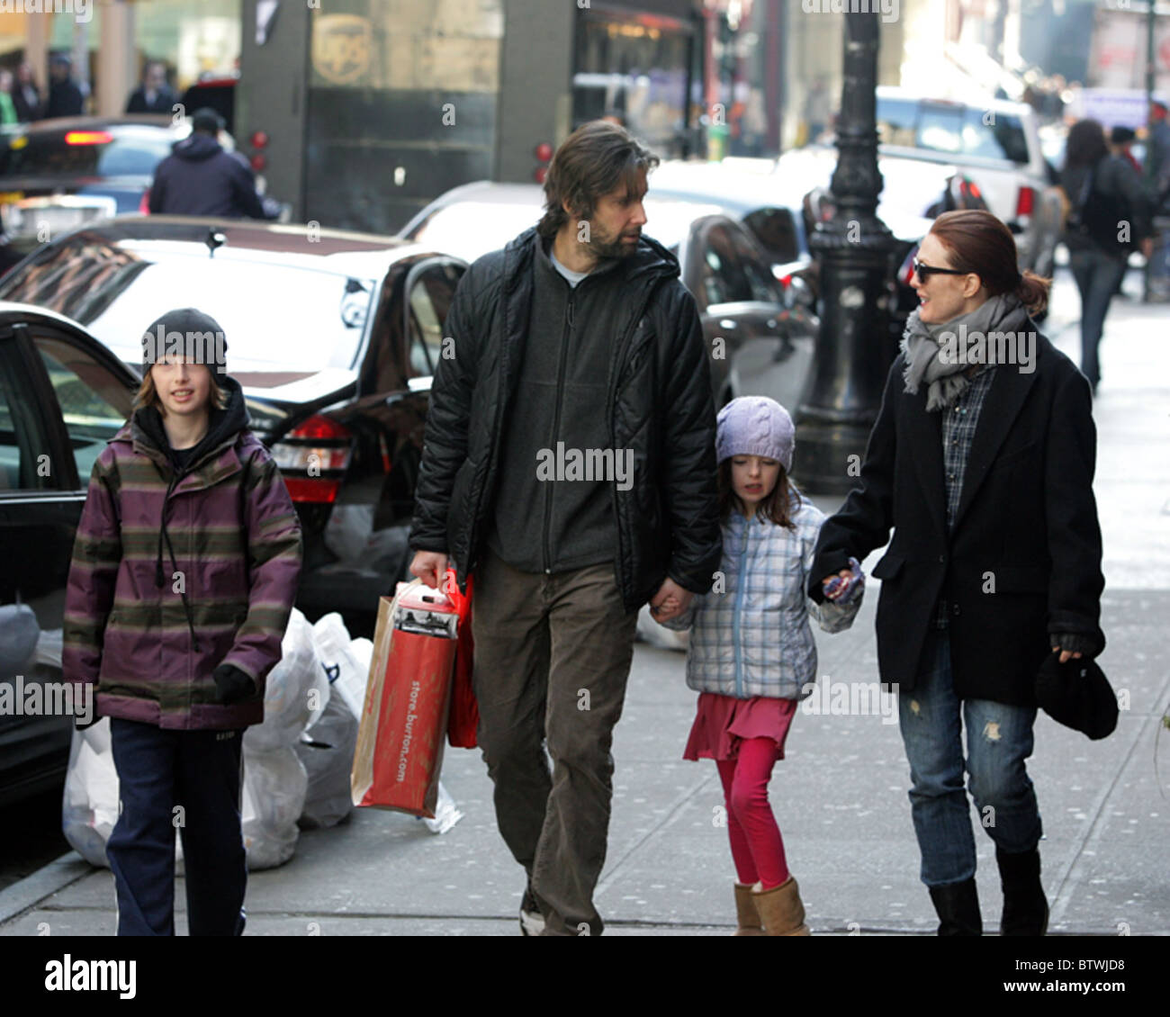 Julianne Moore et Bart Freundlich avec leurs enfants à Soho Banque D'Images