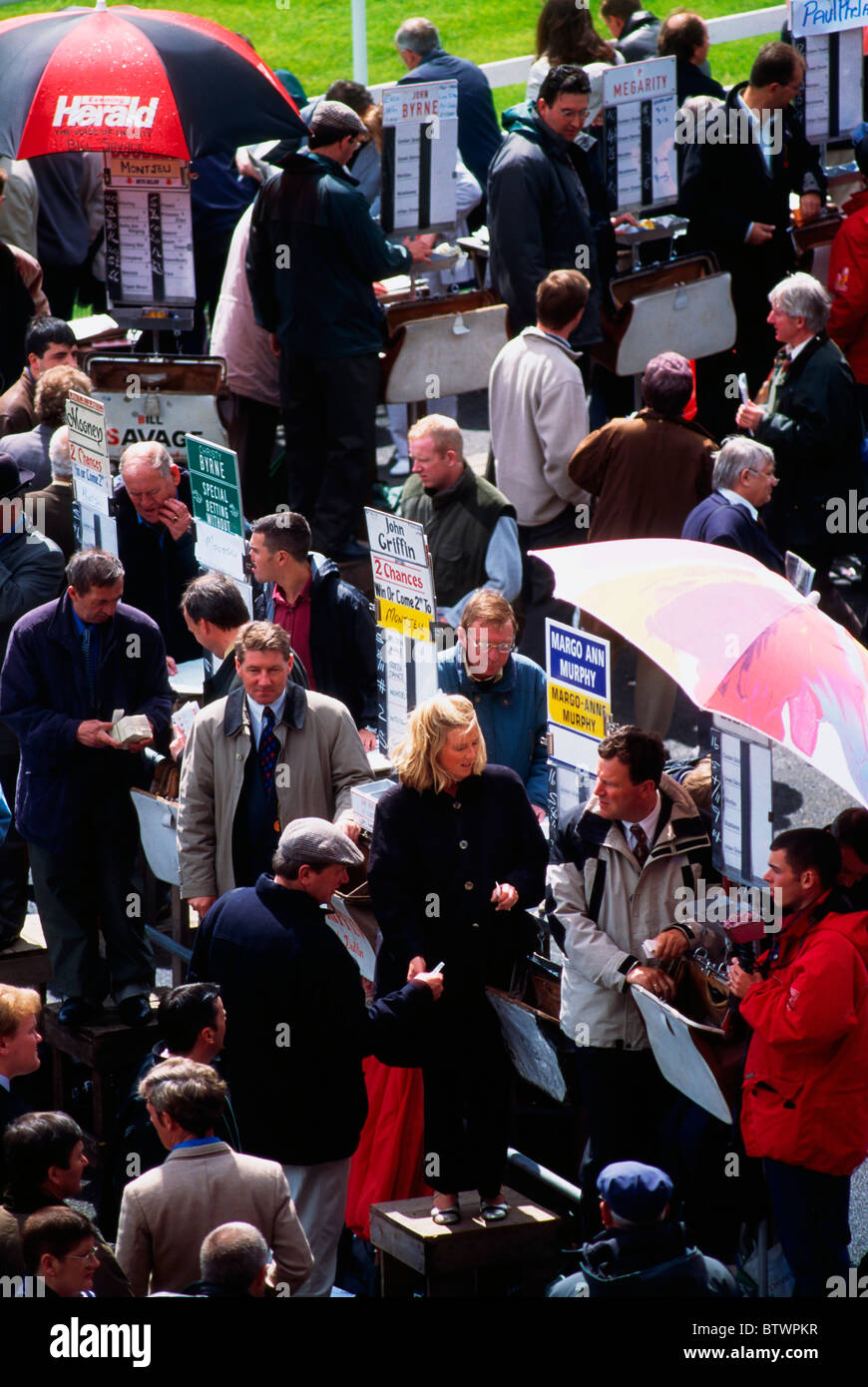 Les foules, l'Hippodrome de Curragh, Co Kildare, Irlande Banque D'Images