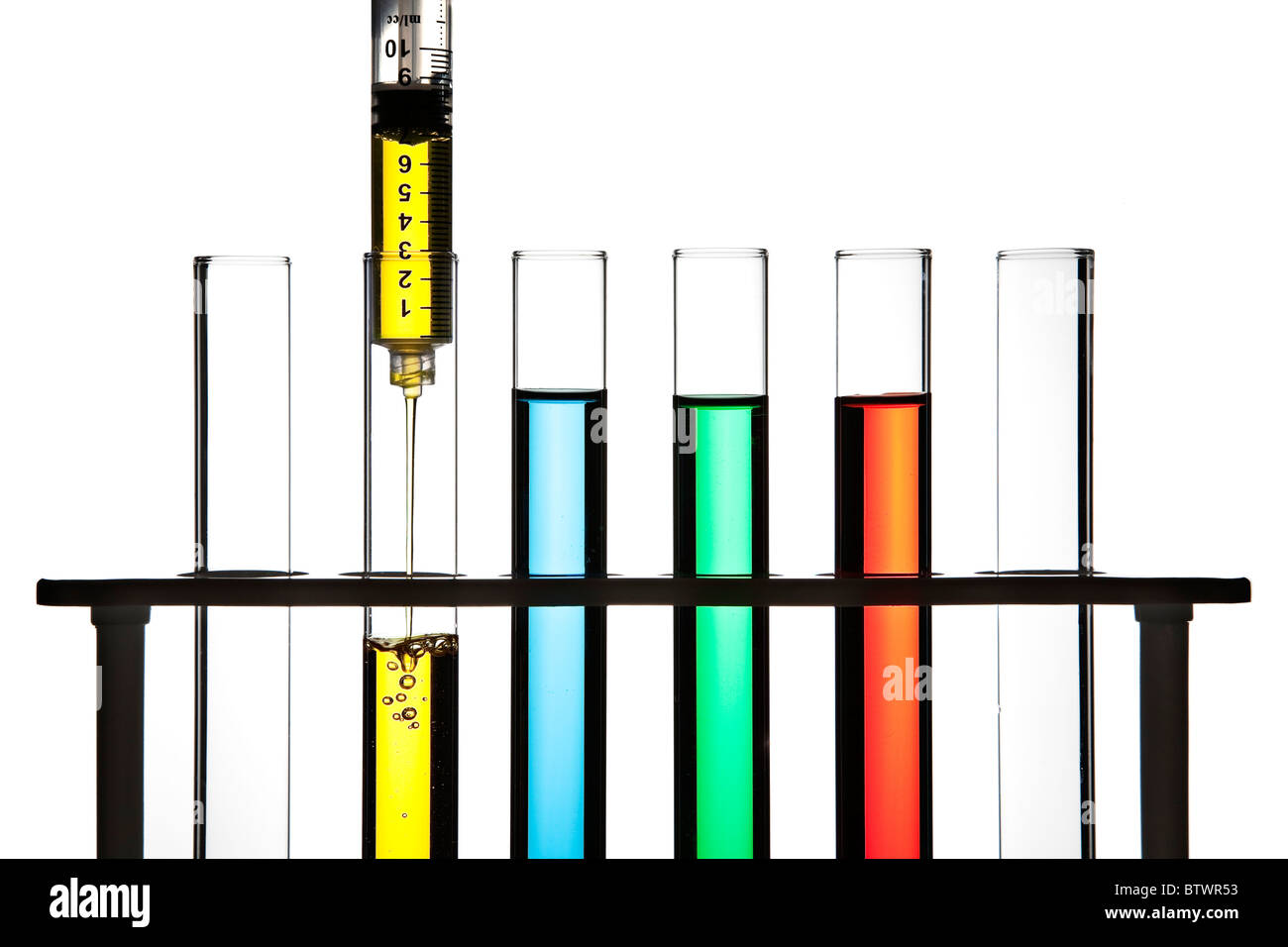 Rangée de tubes à essai remplis de liquide de couleur de remplissage de la seringue, un tube à essai. Banque D'Images