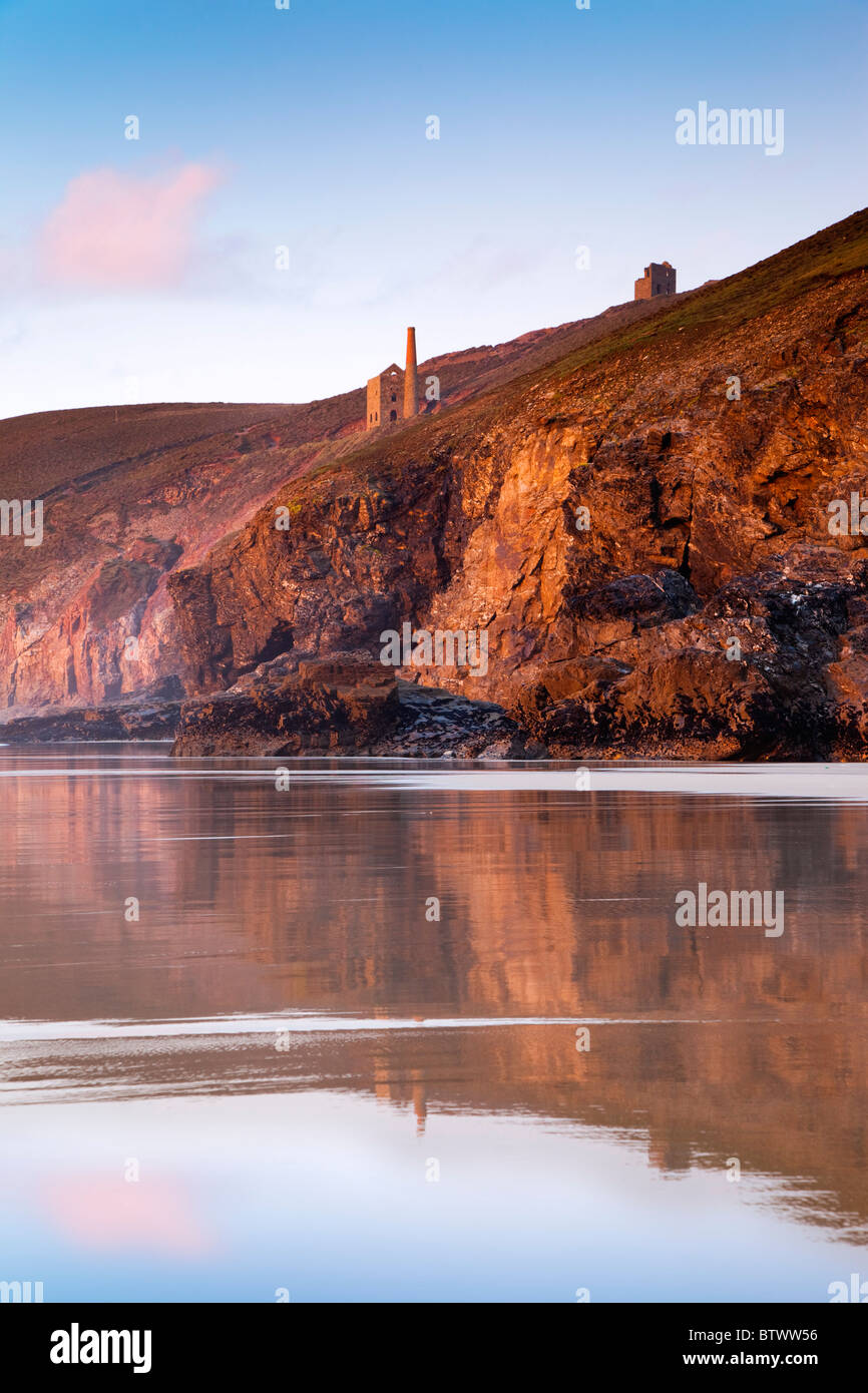 Porth chapelle ; coucher du soleil ; à la recherche vers une papule Coates engine house ; Cornwall Banque D'Images