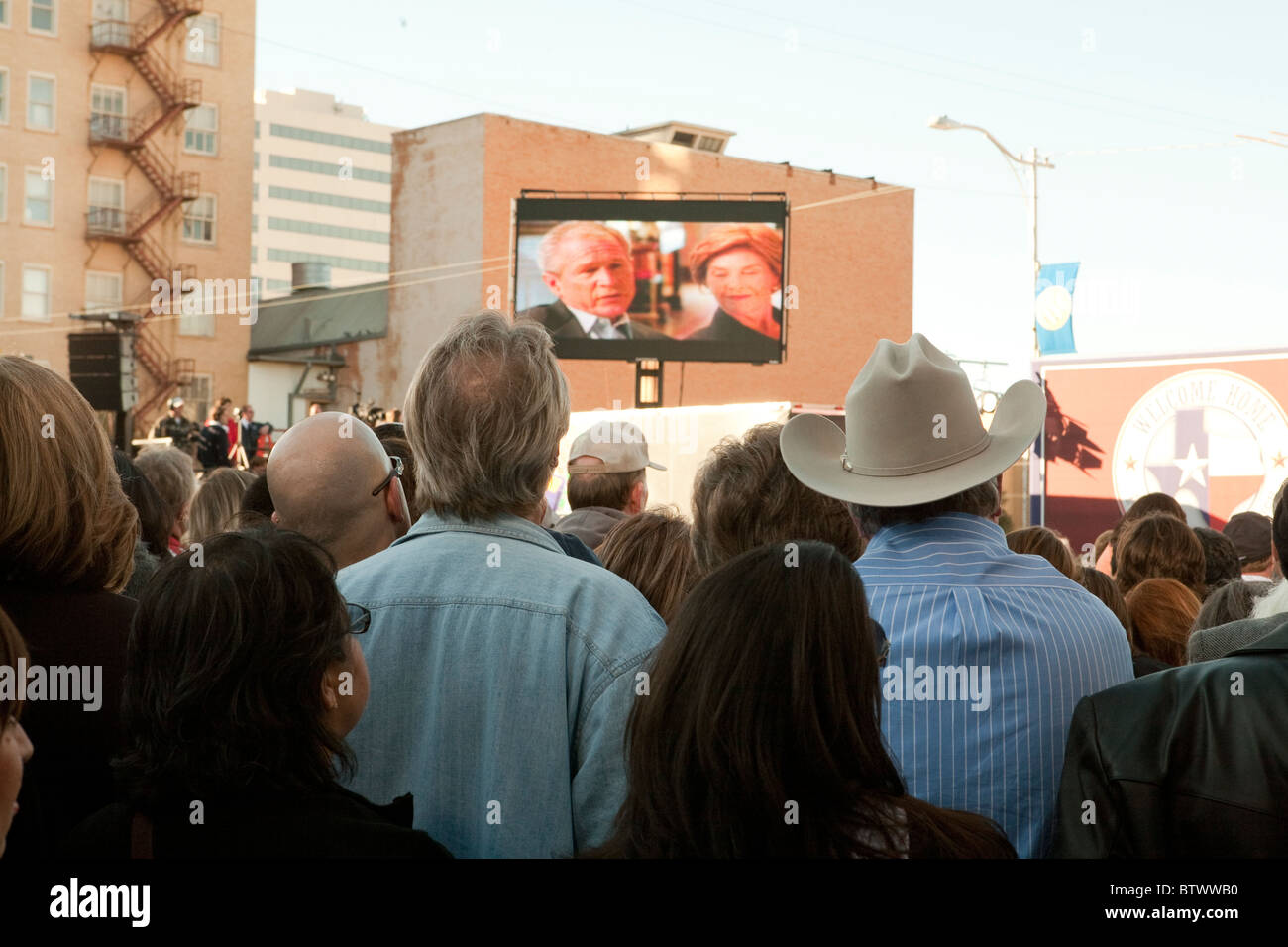 Montres foule grand moniteur l'affichage de la vidéo Hommage à George W. Bush dans le contexte des Retrouvailles Rassemblement pour l'ancien président à Midland, TX Banque D'Images
