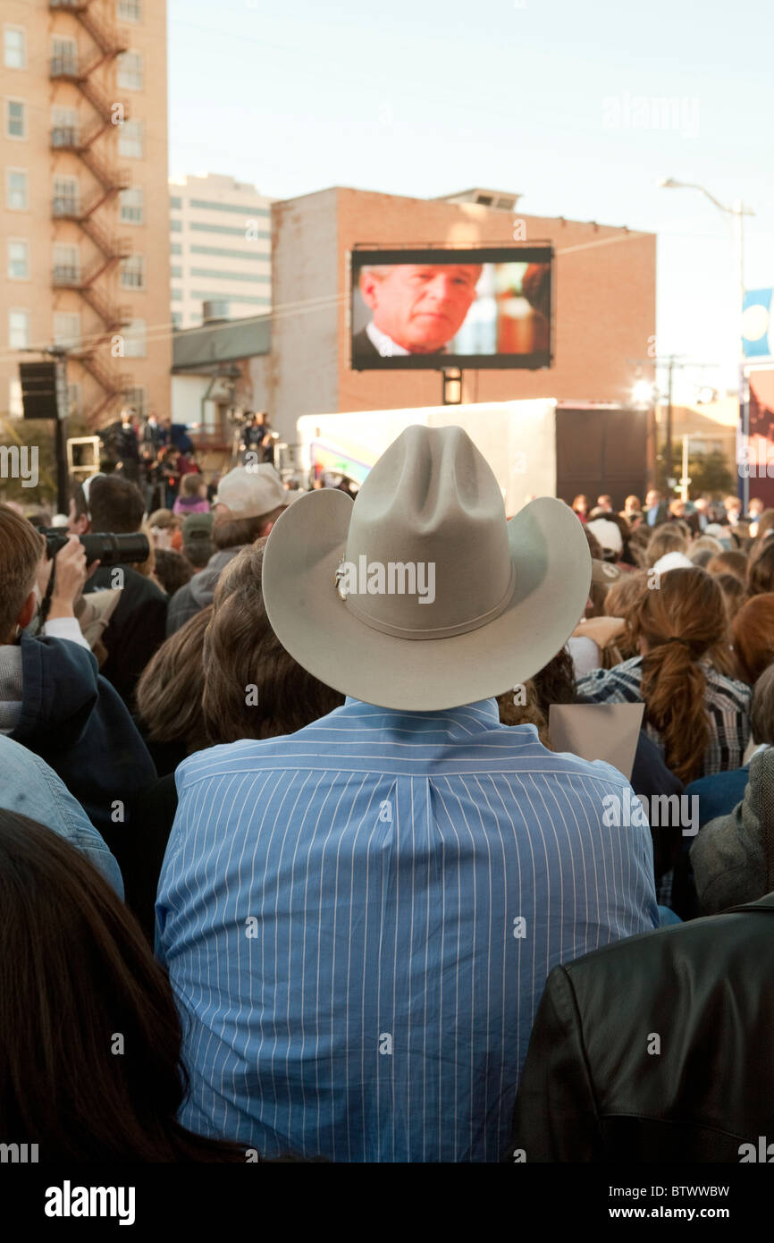 Montres foule grand moniteur l'affichage de la vidéo Hommage à George W. Bush dans le contexte des Retrouvailles Rassemblement pour l'ancien président à Midland, TX Banque D'Images