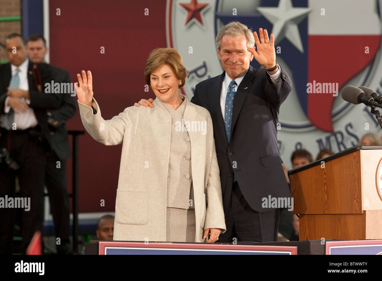 L'ancien président George W. Bush et sa femme Laura sont accueillis par 20 000 sympathisants dans Midland TX après avoir quitté leur poste le 20 janvier 2009 Banque D'Images