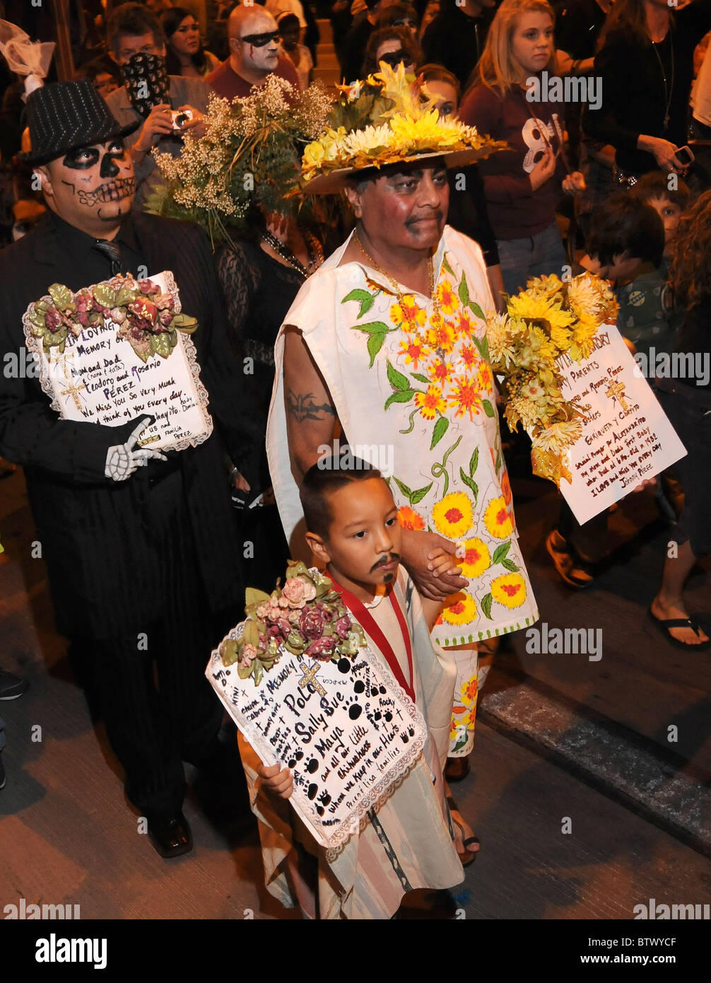 Les participants de la Procession toutes les âmes l'honneur du défunt à Tucson, Arizona, USA. Banque D'Images