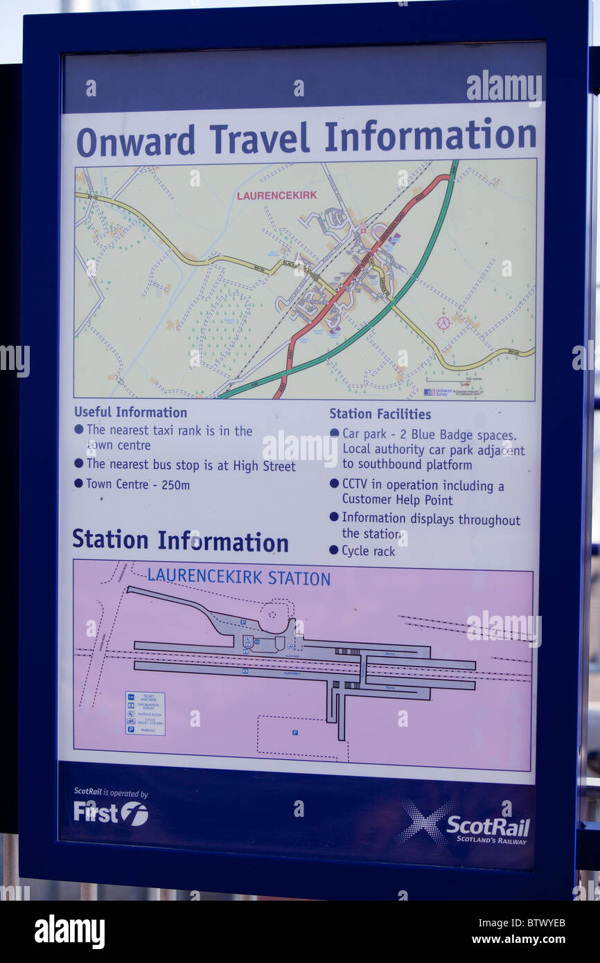 L'aide de l'information chez Scottish railway station. Banque D'Images