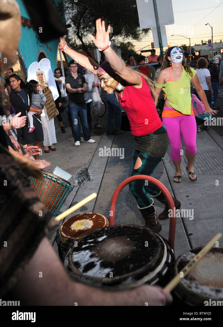 Les participants de la Procession toutes les âmes l'honneur du défunt à Tucson, Arizona, USA. Banque D'Images