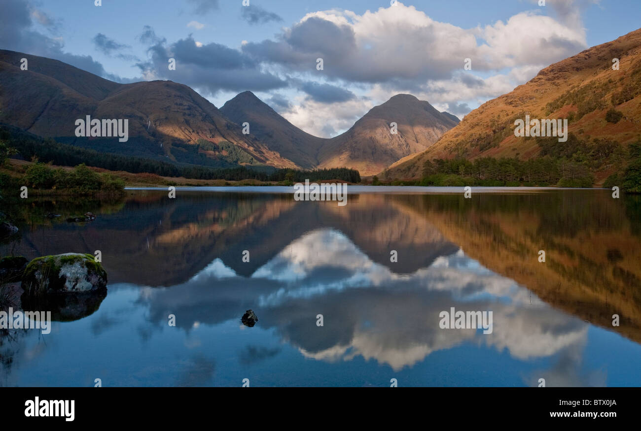 Refections de montagne dans la région de Highlands écossais Banque D'Images