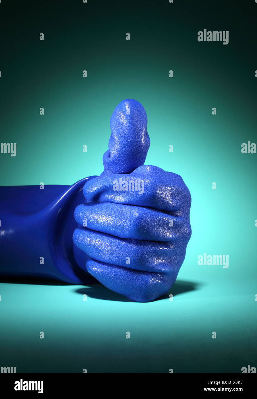 Un grand travail industriel bleu gant. Dans la main montrant un Thumbs up position. Banque D'Images
