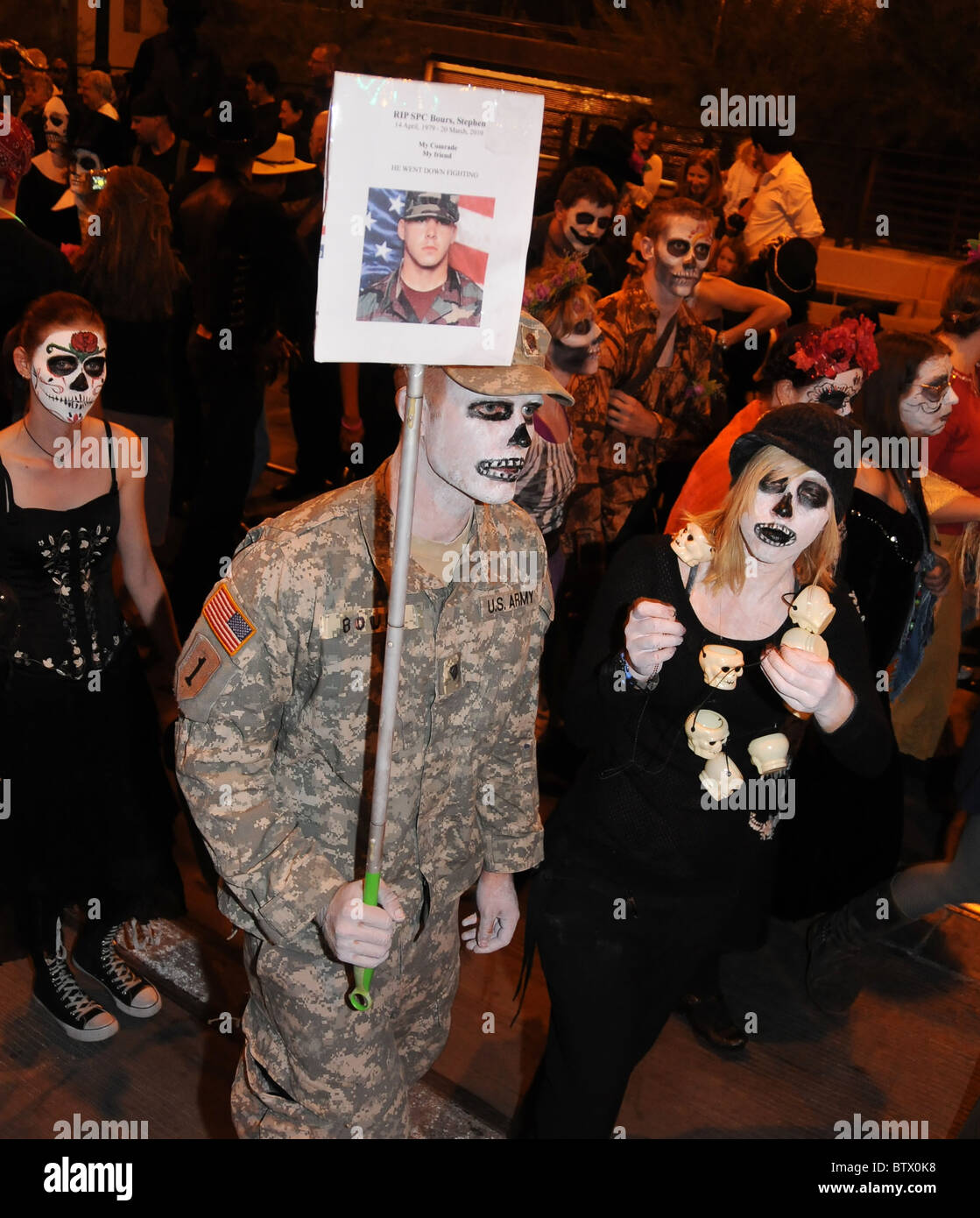 Les participants de la Procession toutes les âmes l'honneur du défunt à Tucson, Arizona, USA. Banque D'Images