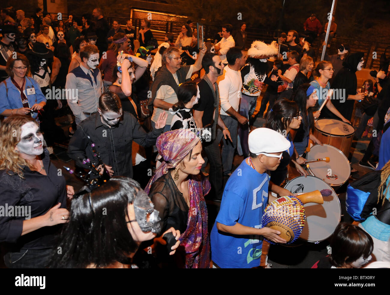 Les participants de la Procession toutes les âmes l'honneur du défunt à Tucson, Arizona, USA. Banque D'Images