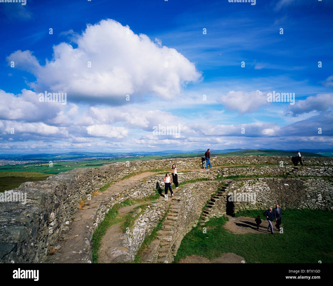 Grianan Aileach d'Inishowen,, Co Donegal, Irlande ; Âge de Fer de l'enceinte en pierre avec Co Derry dans la distance Banque D'Images