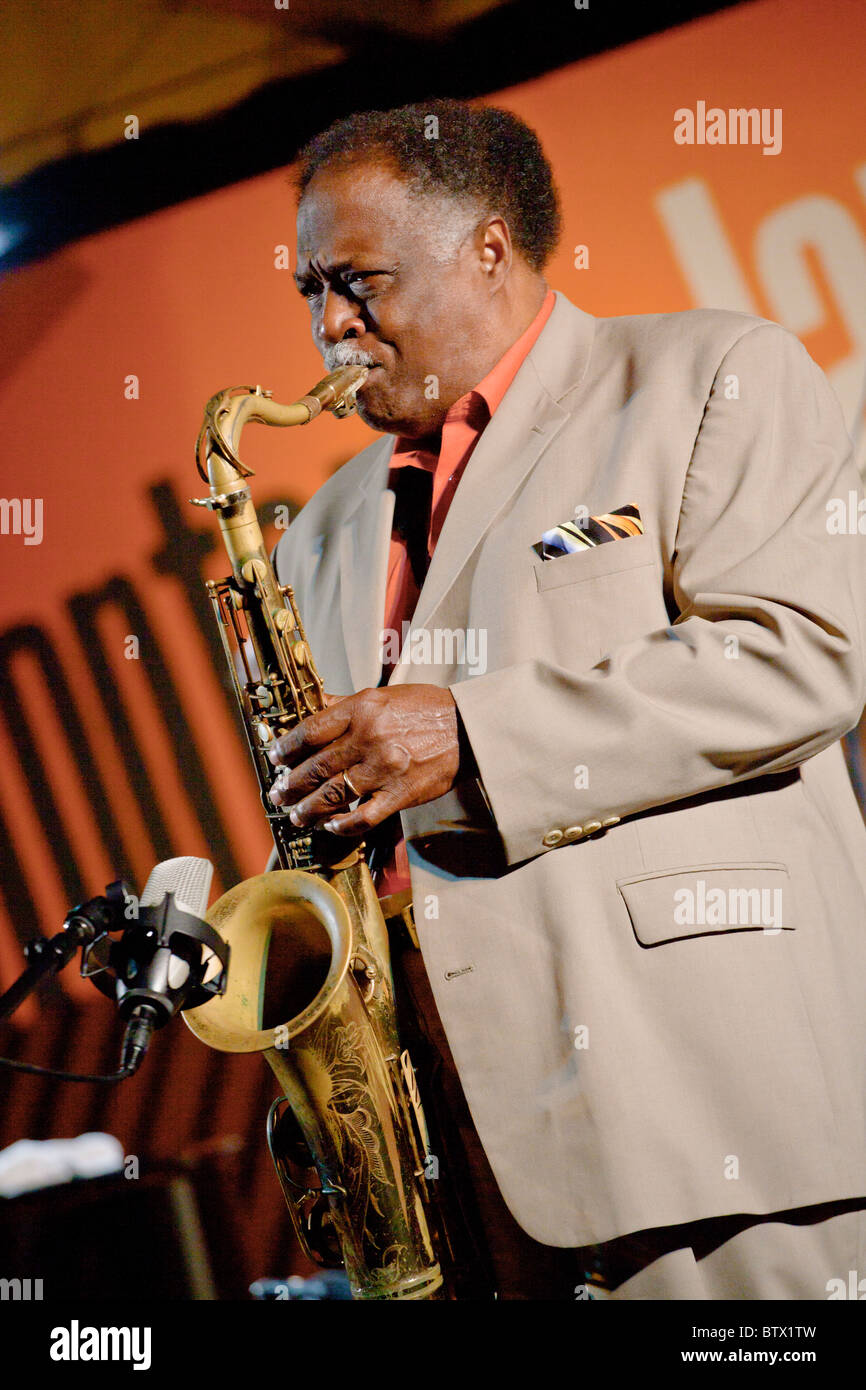 HOUSTON PERSONNE joue du saxophone pour KIM NALEMENT sur le jardin étape - 2010 Festival de jazz de Monterey, Californie Banque D'Images