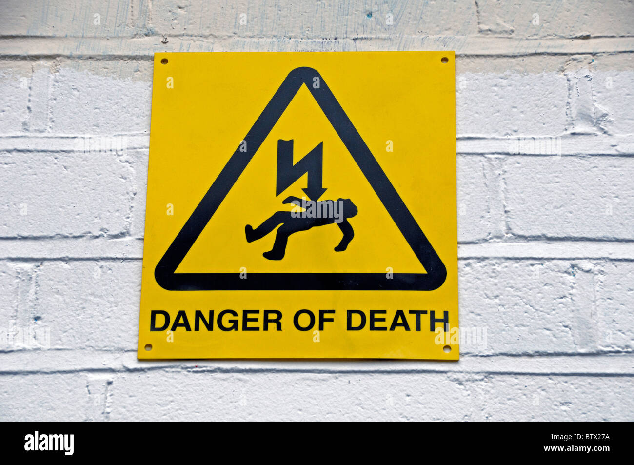 Panneau d'avertissement de danger de mort à l'extérieur de la station de l'électricité Banque D'Images