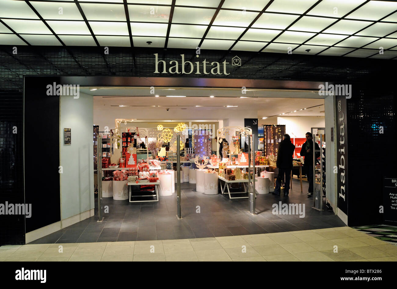 Entrée de magasin Habitat à Tottenham Court Road avec des décorations de Noël à l'intérieur de Londres Angleterre Royaume-uni Banque D'Images Entrée de magasin Habitat à Tottenham Court Road avec des décorations de Noël à l'intérieur de Londres Angleterre Royaume-uni Banque D'Images