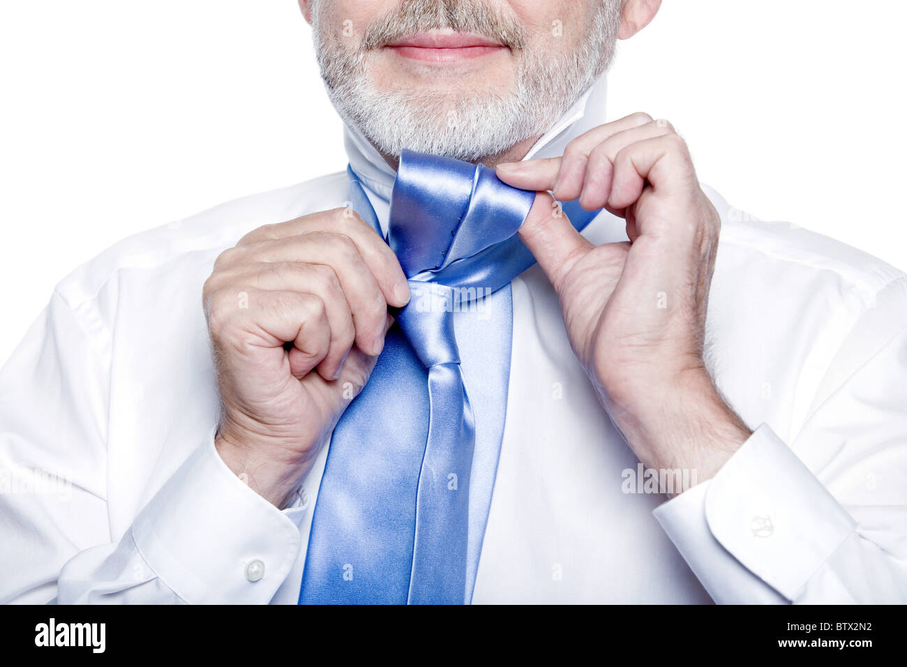 Cravate windsor faire la leçon par un bel homme s'habiller senior isolées  sur fond blanc Photo Stock - Alamy