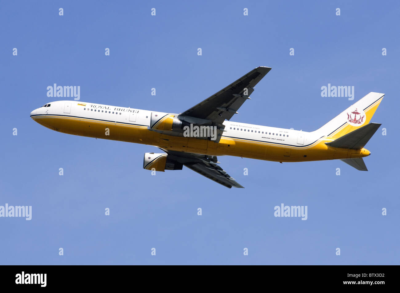 Boeing 767 exploité par Royal Brunei Airlines escalade après avoir décollé de l'aéroport London Heathrow Banque D'Images