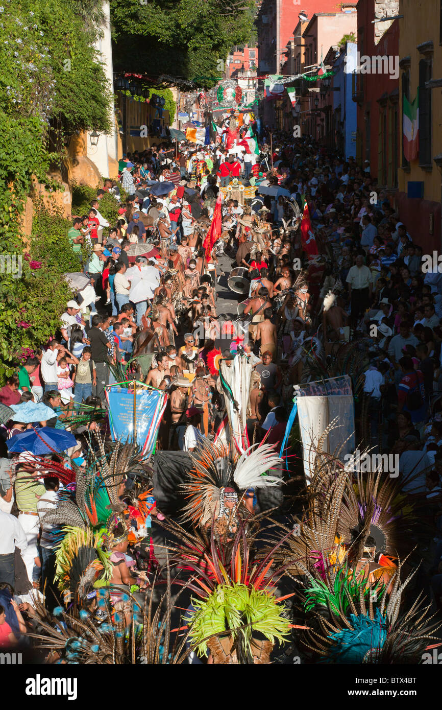 Les troupes de danse autochtones de tout le Mexique célébrer San Miguel Arcangel, le saint patron de San Miguel de Allende, Mexique Banque D'Images