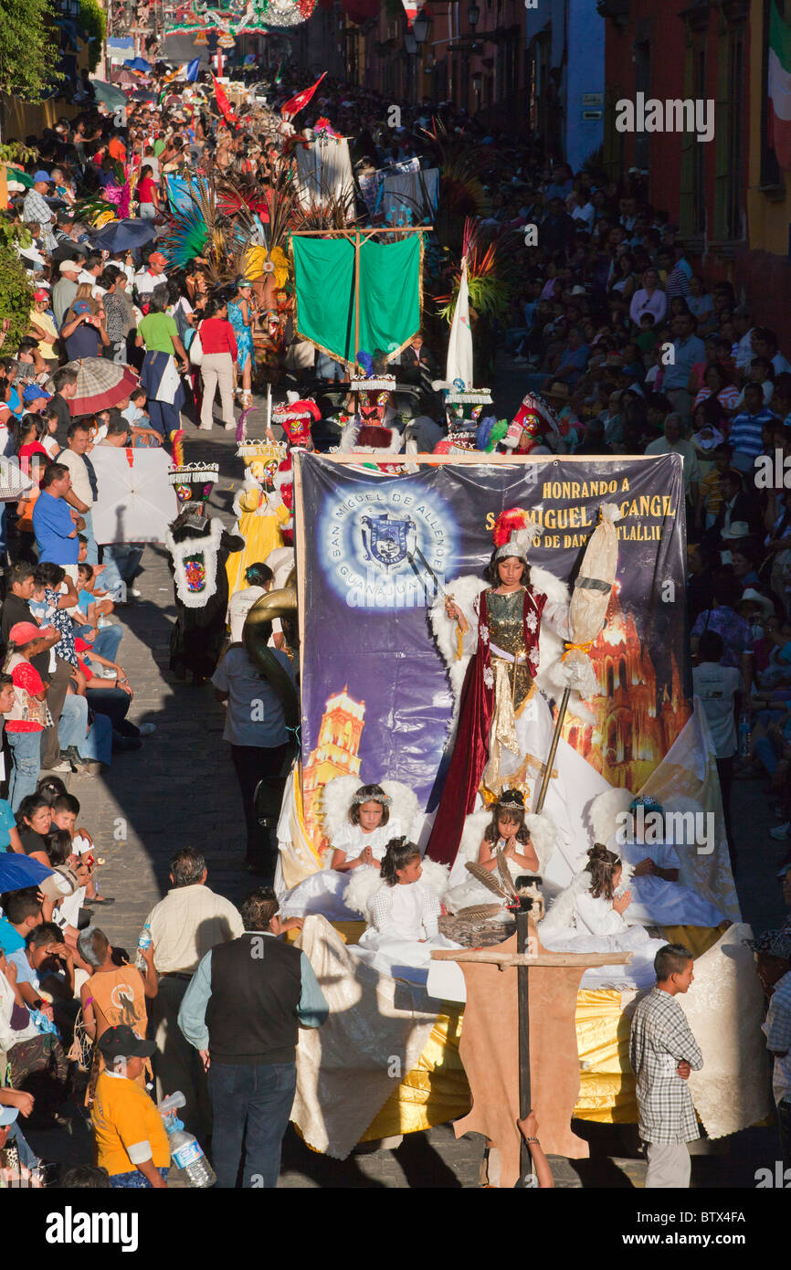 Les troupes de danse autochtones de tout le Mexique célébrer San Miguel Arcangel, le saint patron de San Miguel de Allende, Mexique Banque D'Images