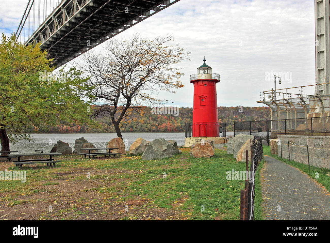 Le petit phare rouge sur la rivière Hudson à New York sous le côté du pont George Washington Banque D'Images