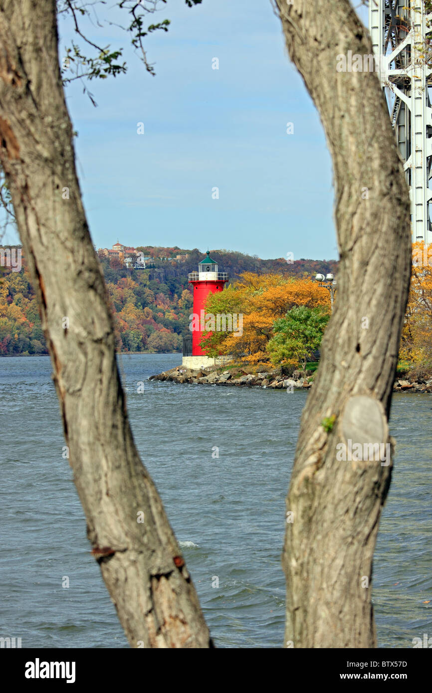 Le petit phare rouge dans le New York du George Washington Bridge Banque D'Images