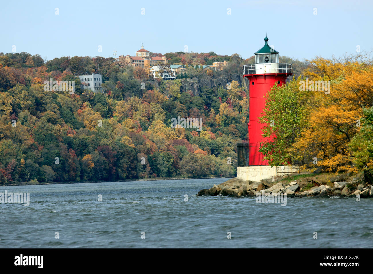 Le petit phare rouge dans le New York du George Washington Bridge Banque D'Images