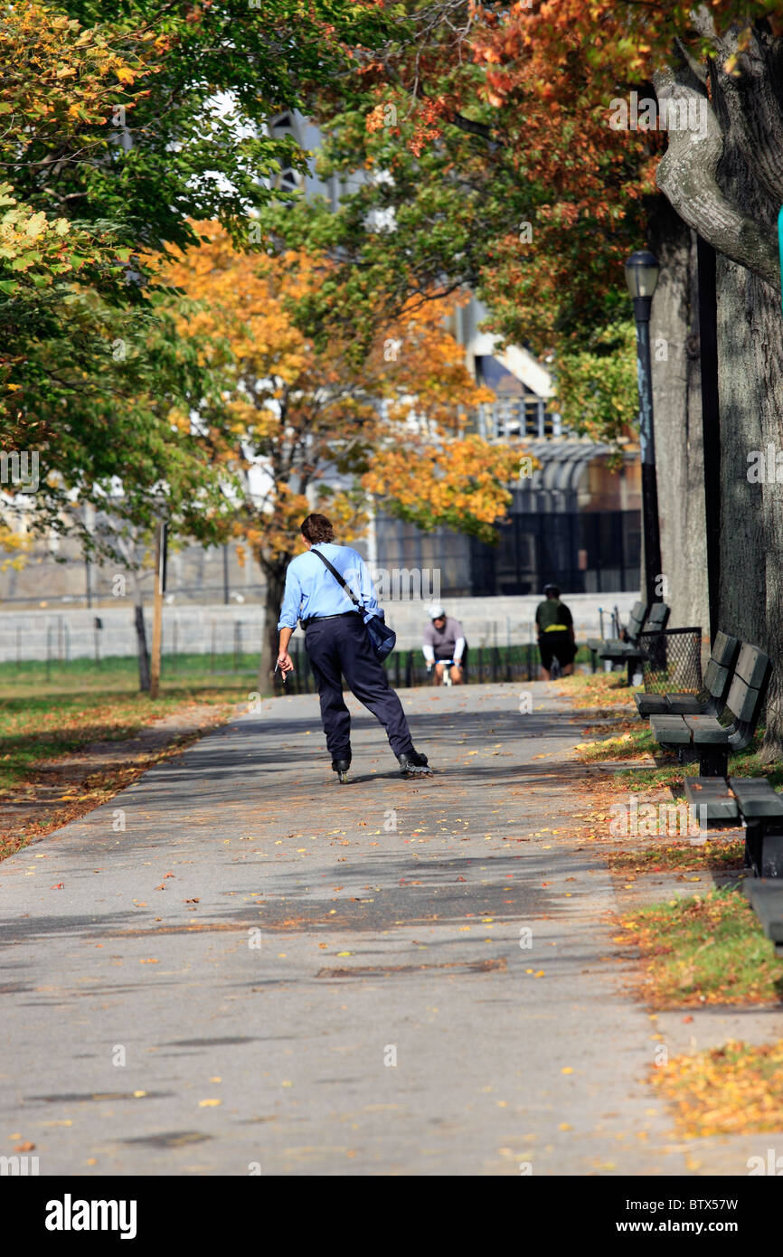 Homme roller sur Hudson River Greenway trail près de George Washington Bridge New York City Banque D'Images