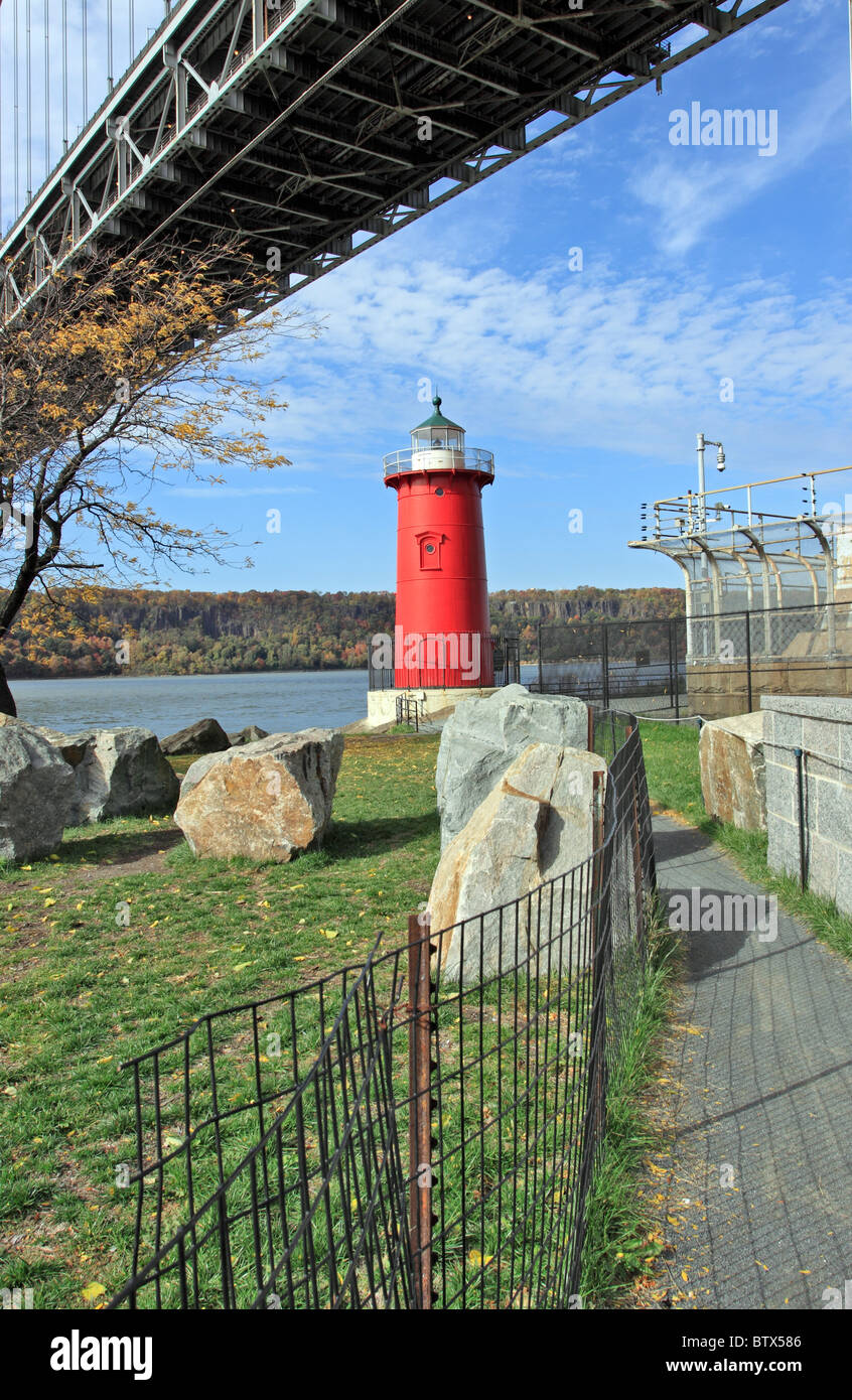 Le petit phare rouge sur la rivière Hudson à la base de la New York du George Washington Bridge Banque D'Images