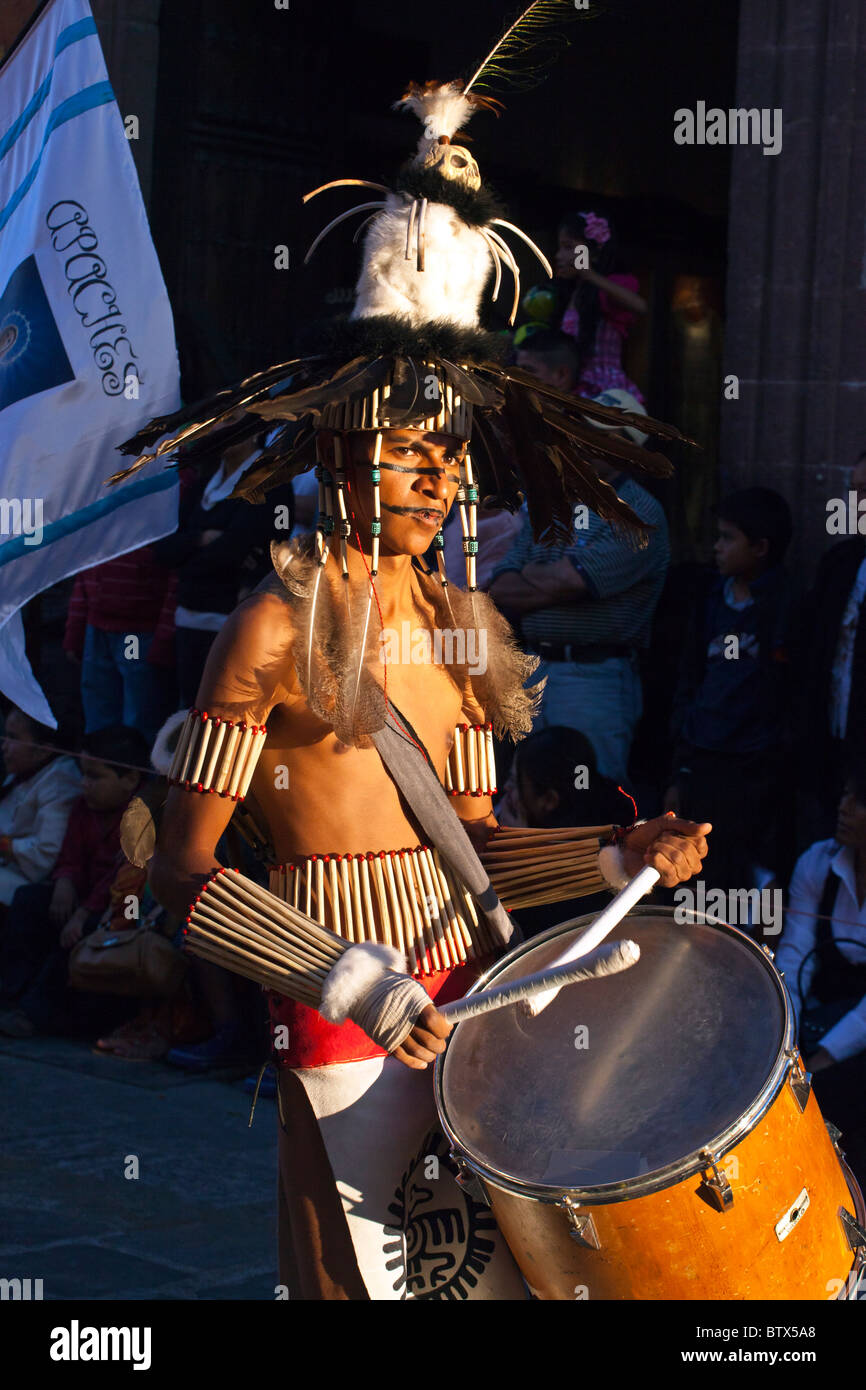 Les troupes de danse autochtones de tout le Mexique célébrer San Miguel Arcangel, le saint patron de San Miguel de Allende Banque D'Images