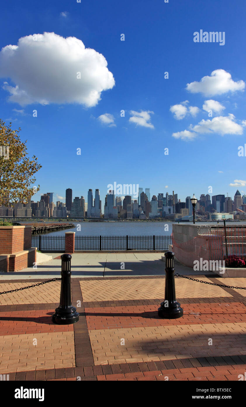 River Walk Plaza Port Imperial New Jersey de l'autre côté de la rivière Hudson forme Mid-town Manhattan Banque D'Images