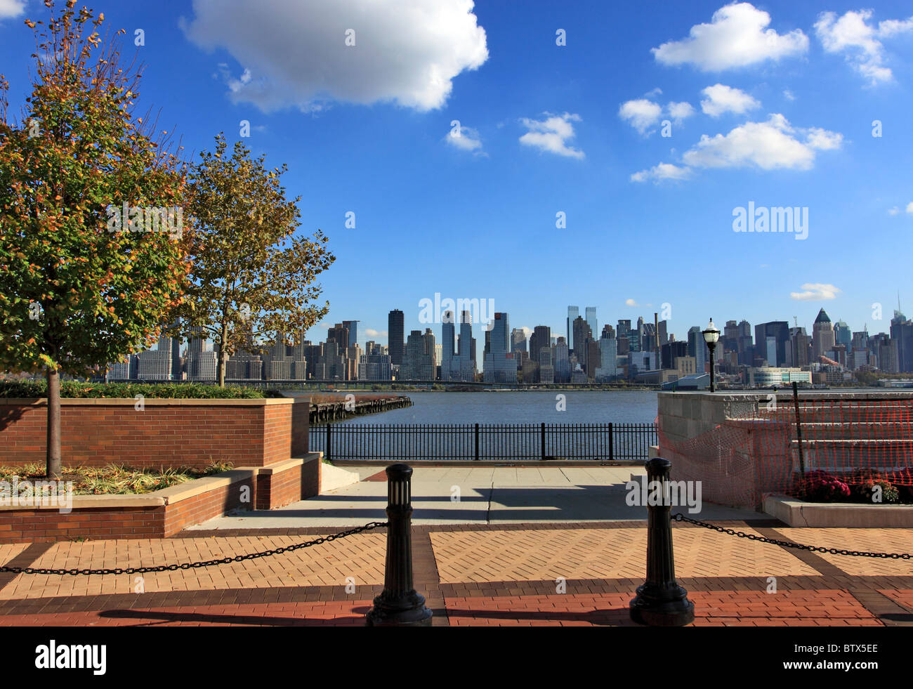 River Walk Plaza Port Imperial New Jersey de l'autre côté de la rivière Hudson forme Mid-town Manhattan Banque D'Images