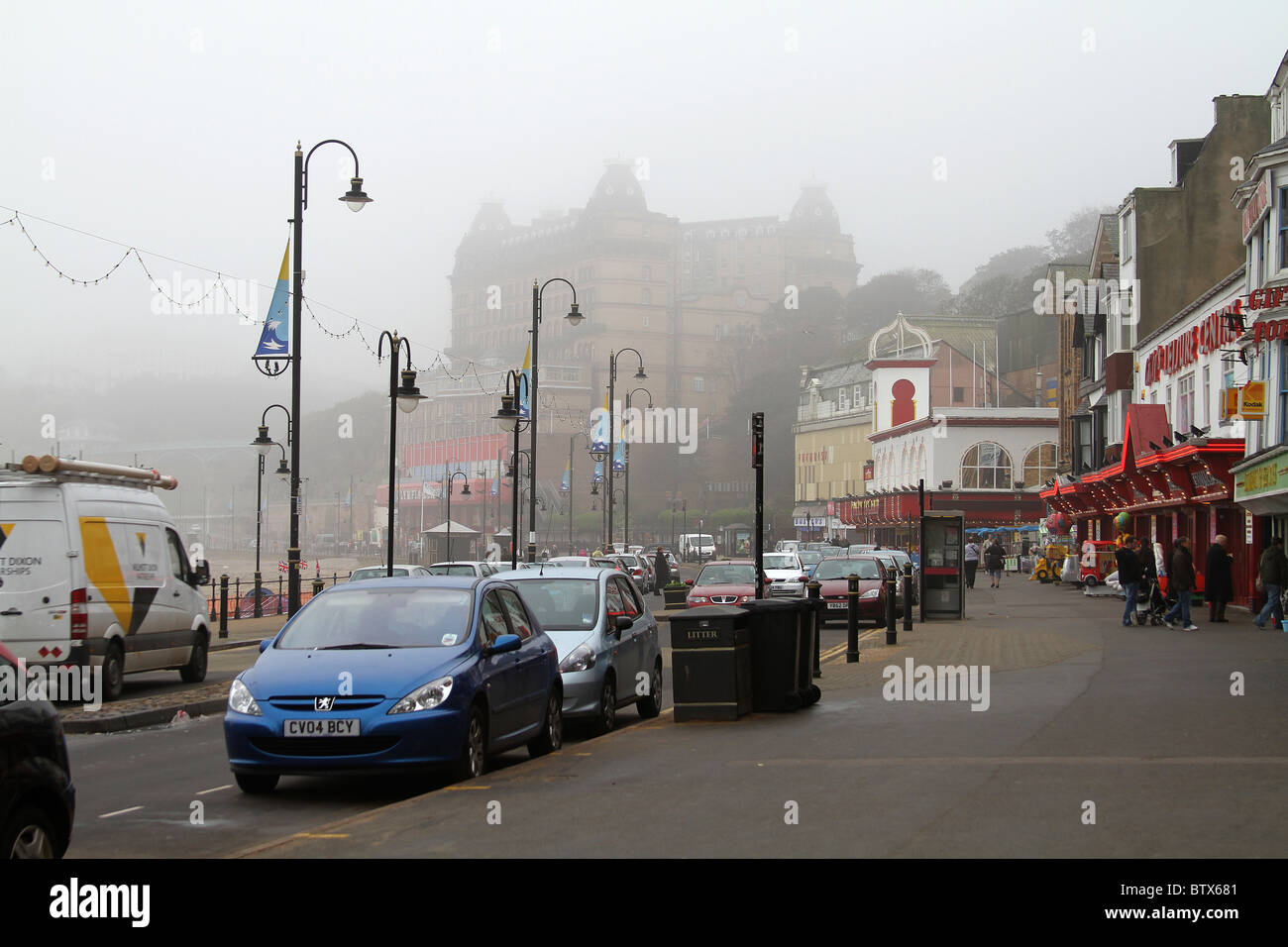 Fret maritime ou brume sur la baie du sud front de mer à Scarborough. Banque D'Images