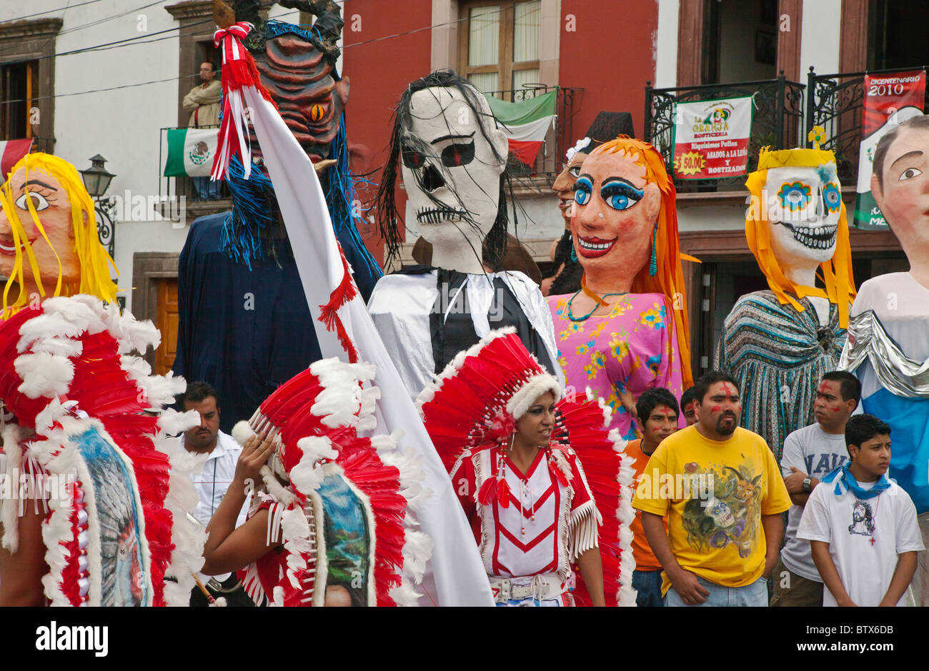Les troupes de danse autochtones de tout le Mexique célébrer de San Miguel Arcangel, le saint patron de San Miguel de Allende en Octobre Banque D'Images